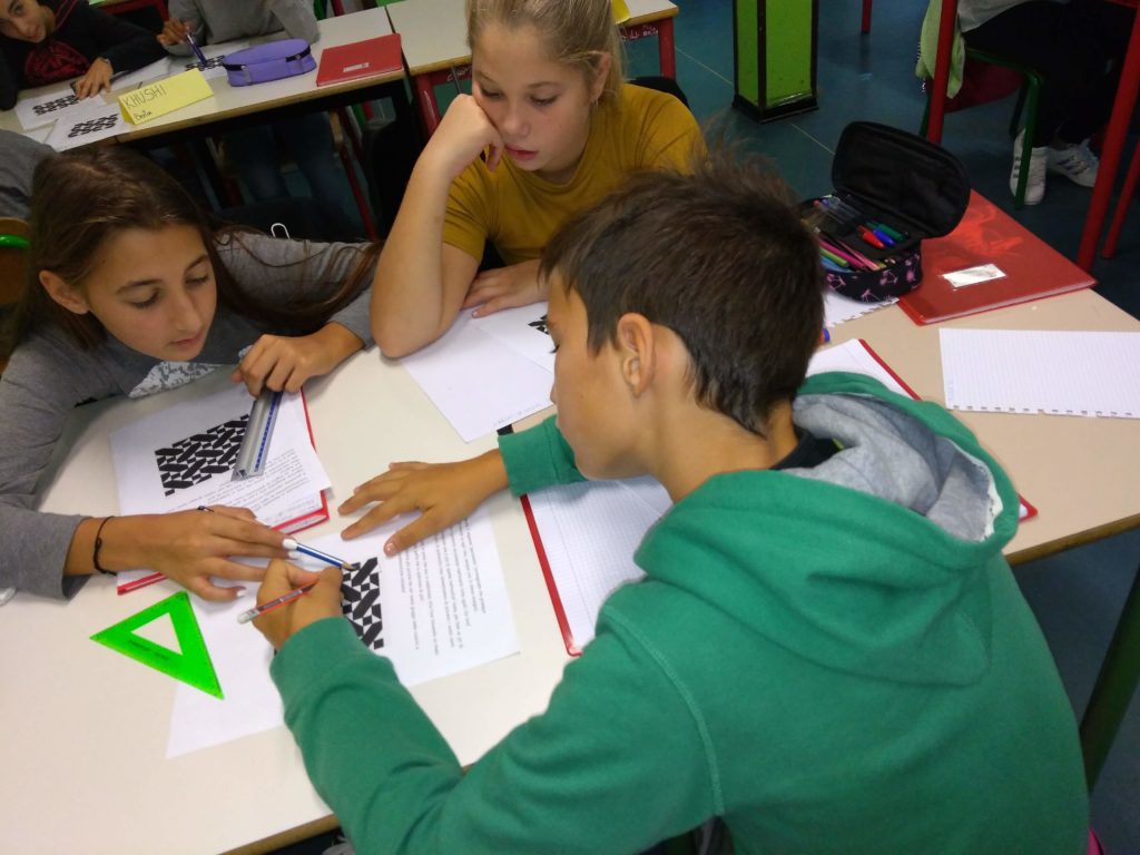 Un gruppo di alunni di una classe prima della scuola secondaria di primo grado lavora su un problema relativo ad una piastrellatura del piano