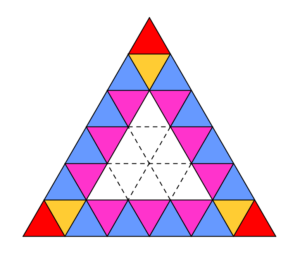 Un triangolo diviso in 36 triangolini colorati, per illustrare come fare a contare quanti siano ad avere un lato sul bordo del triangolo.