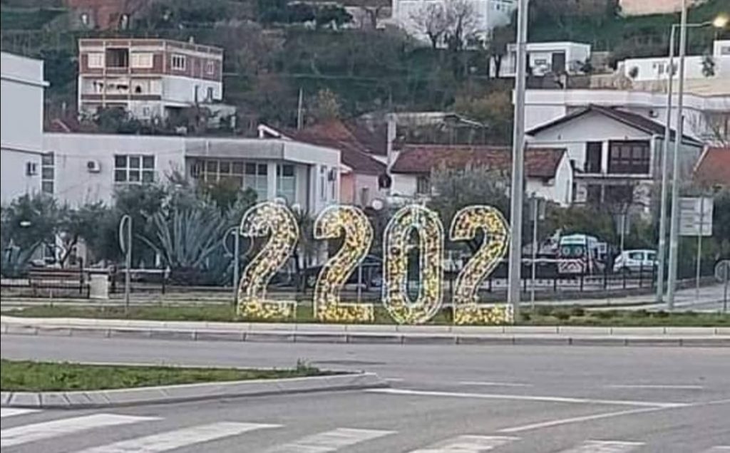 Fotografia scattata a Dulcigno nel dicembre 2021, raffigurante una insegna luminosa con il numero 2202.